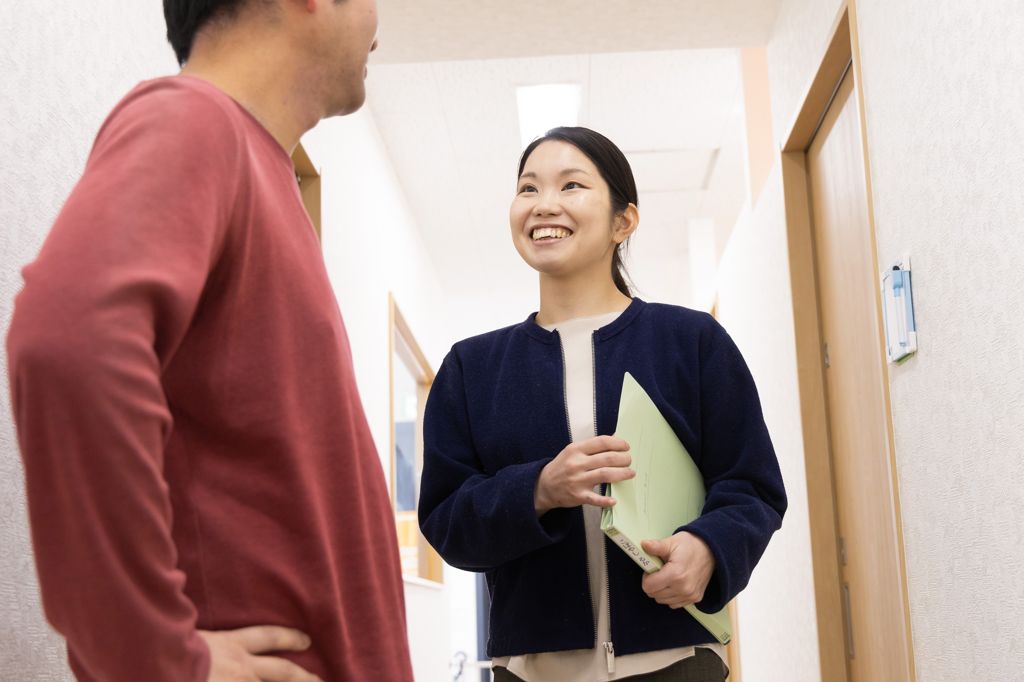 その日の様子を保護者にお伝えするスタッフ
